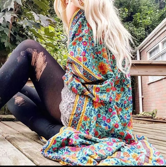 Beach Front Kimono - Picture 2 of 8